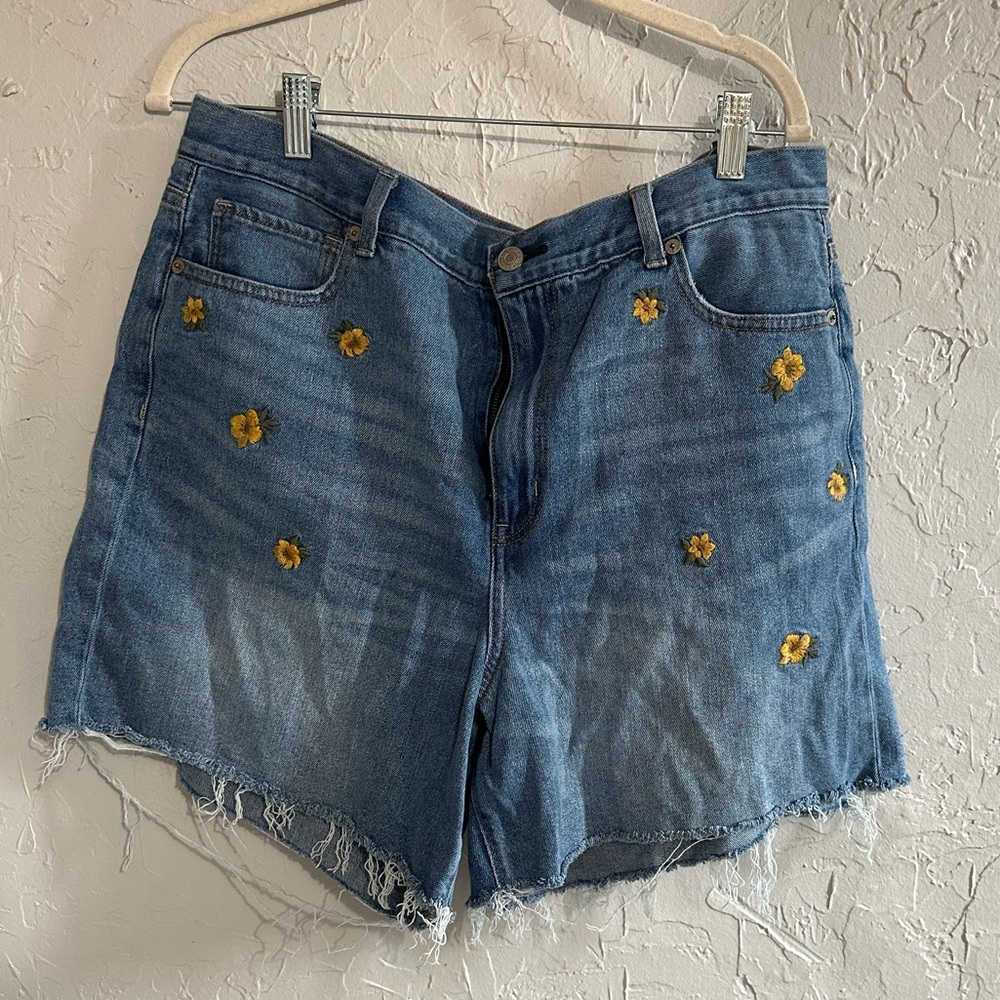 American Eagle high waisted floral embroidered shorts
